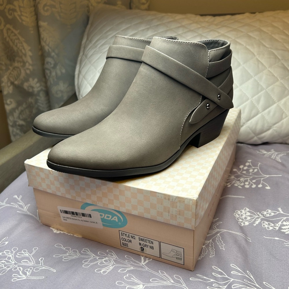 Soda SWEETEN Women's Multi Strap Ankle Bootie Block Heel Size 9, Grey NWT